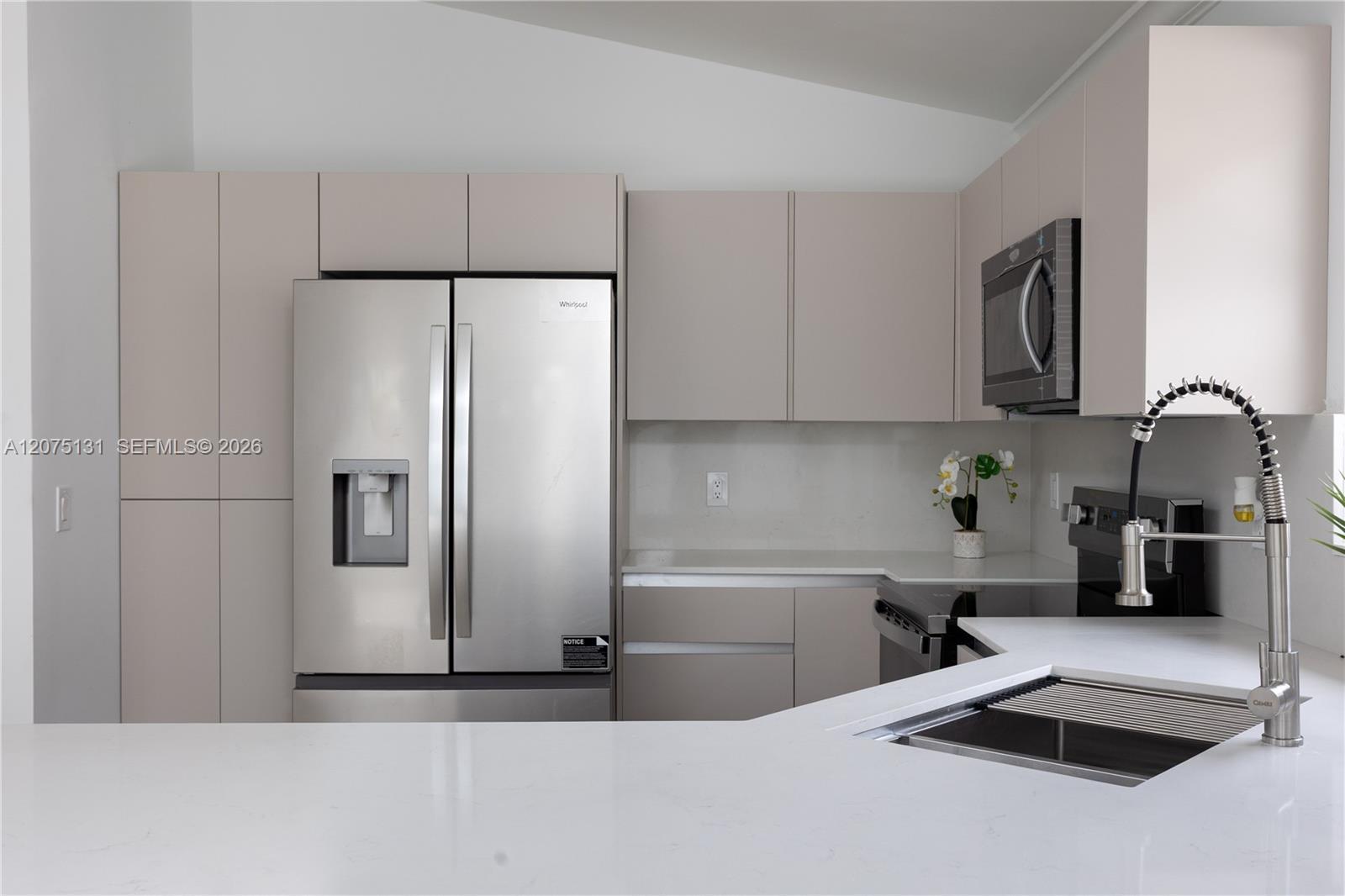 Listing photo 12 for 46 Gables Blvd, Weston, FL, 33326