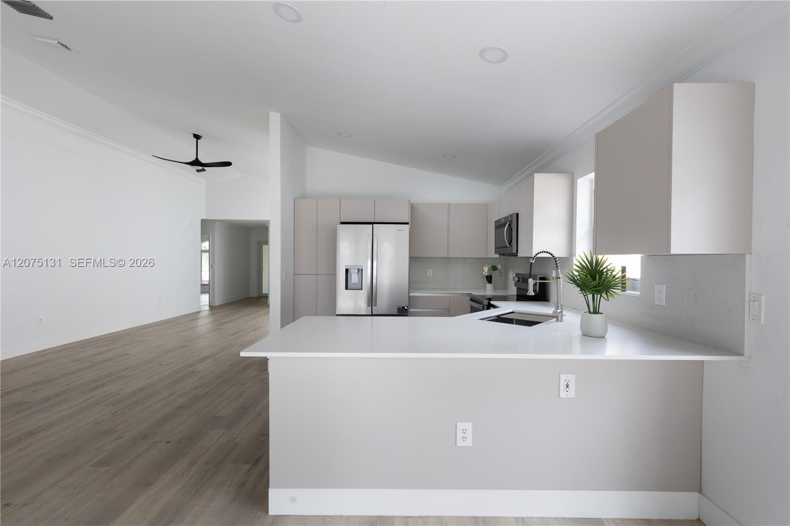 Listing photo 13 for 46 Gables Blvd, Weston, FL, 33326