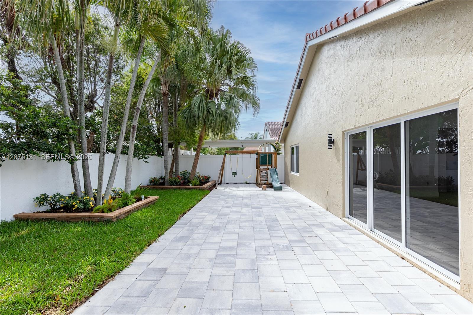 Listing photo 14 for 46 Gables Blvd, Weston, FL, 33326
