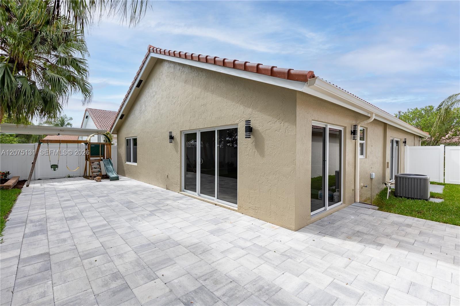 Listing photo 15 for 46 Gables Blvd, Weston, FL, 33326