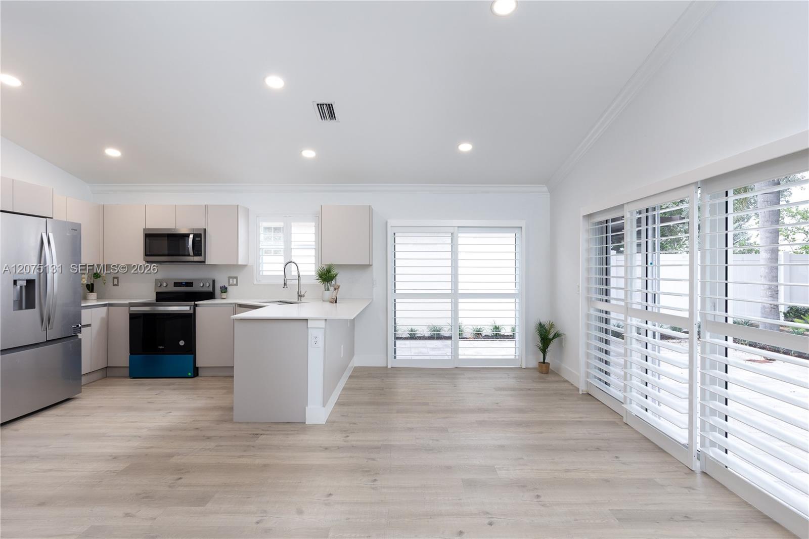 Listing photo 3 for 46 Gables Blvd, Weston, FL, 33326