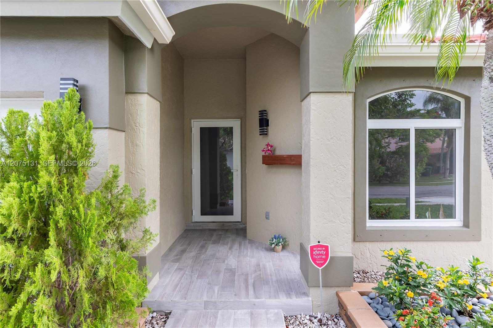 Listing photo 7 for 46 Gables Blvd, Weston, FL, 33326