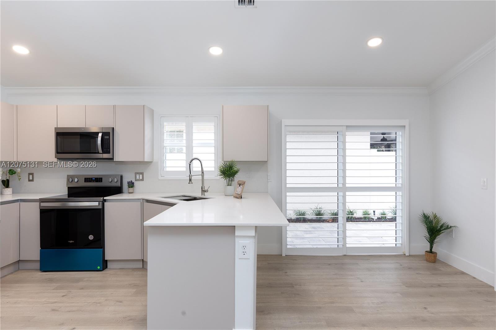 Listing photo 8 for 46 Gables Blvd, Weston, FL, 33326