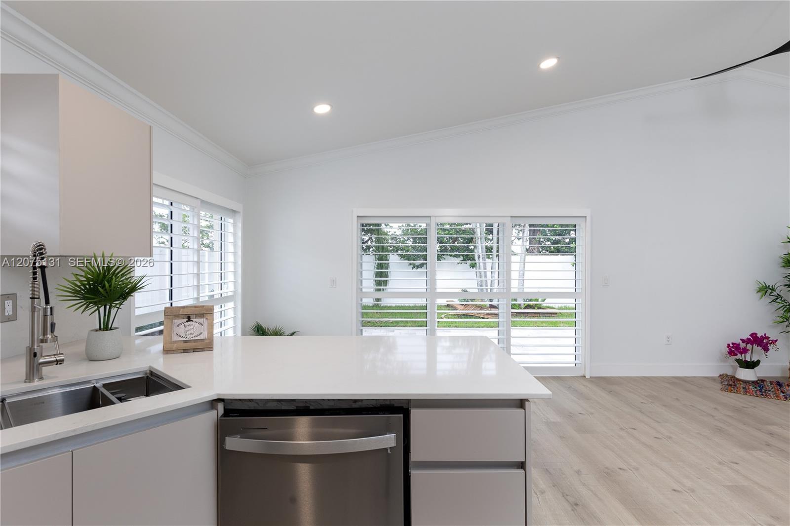 Listing photo 9 for 46 Gables Blvd, Weston, FL, 33326