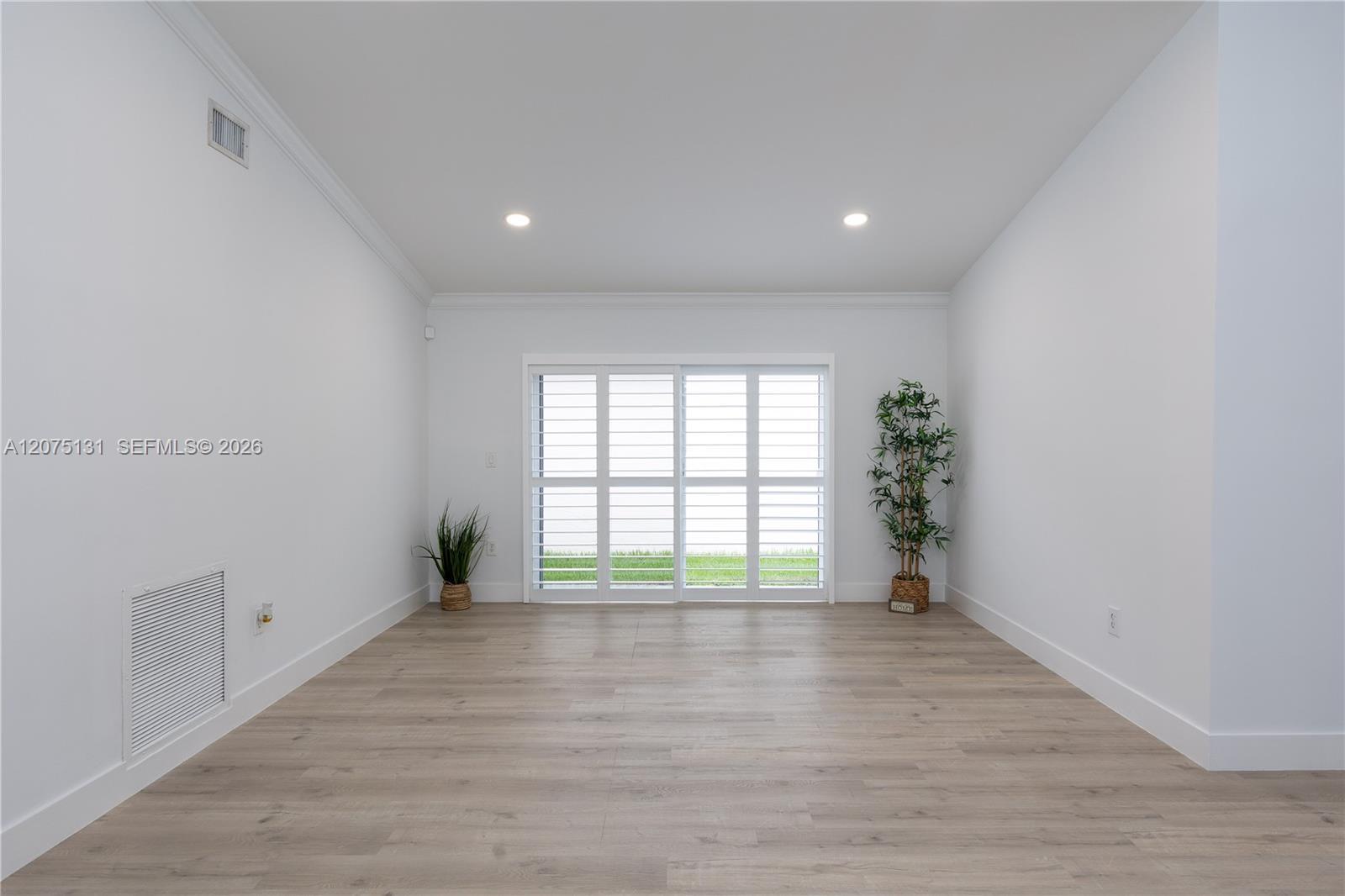 Listing photo 10 for 46 Gables Blvd, Weston, FL, 33326