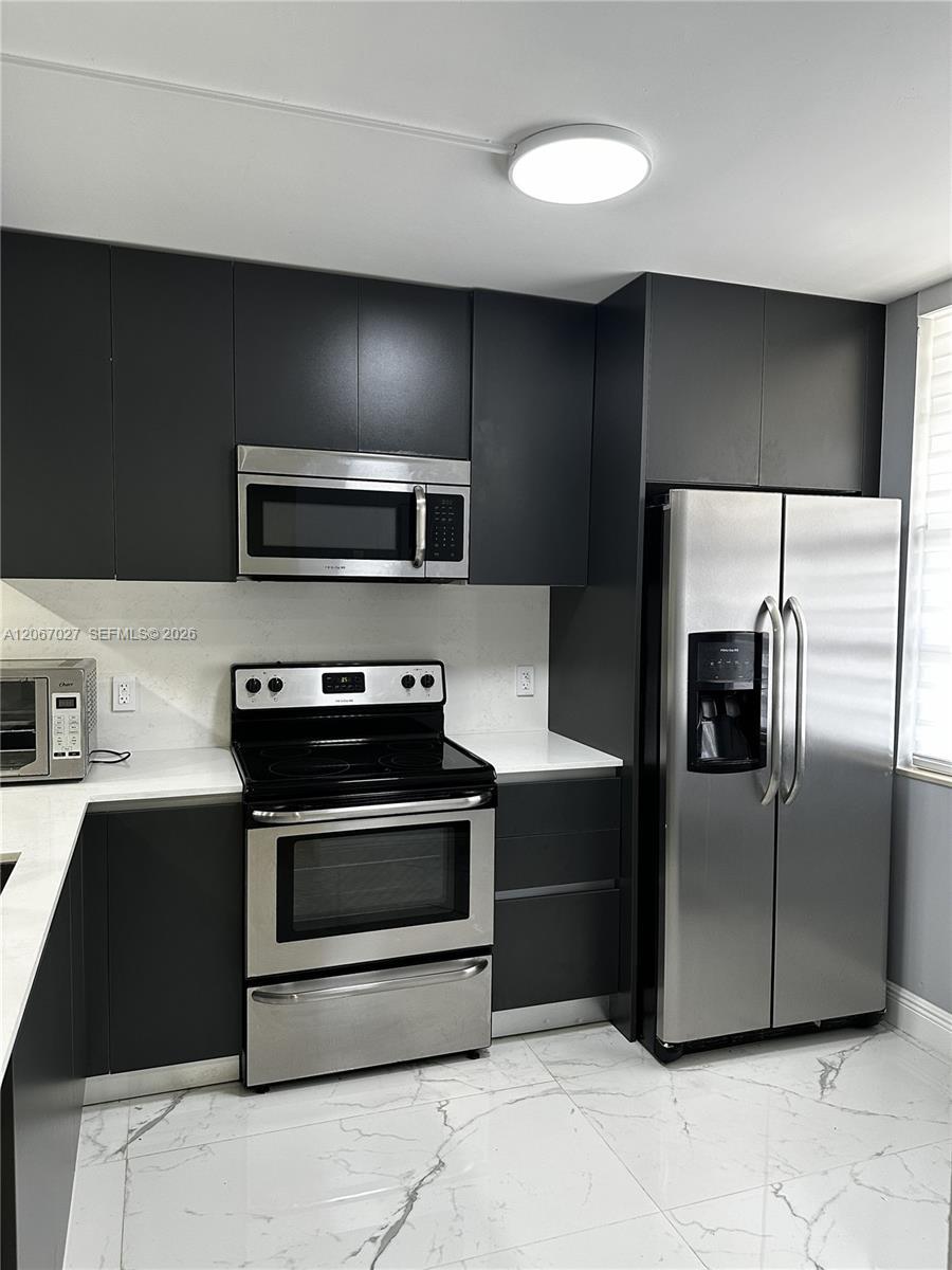 Listing photo 1 for 1719 Whitehall Dr Unit#105, Davie, FL, 33324