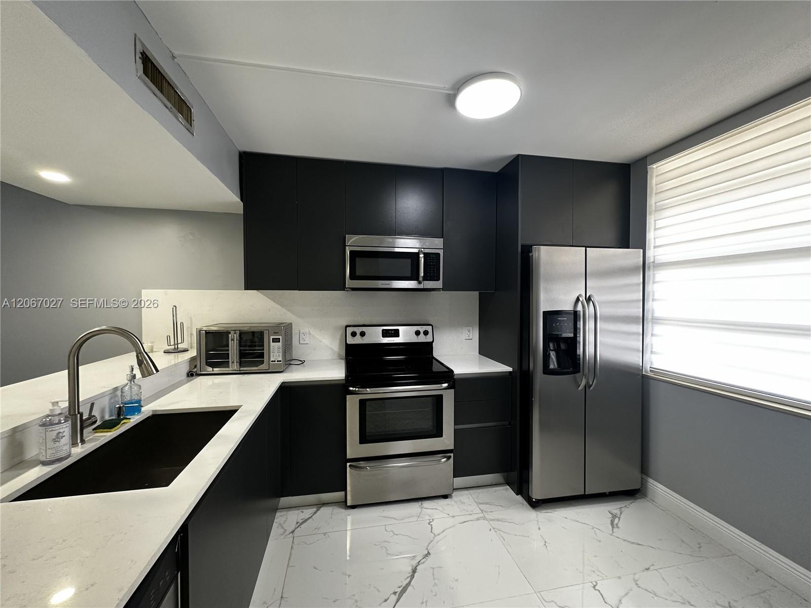 Listing photo 2 for 1719 Whitehall Dr Unit#105, Davie, FL, 33324