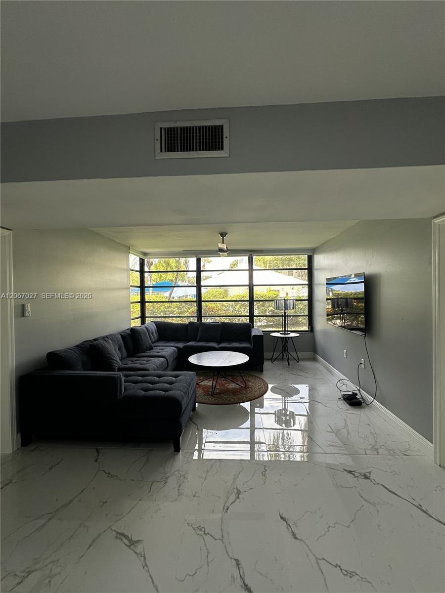 Listing photo 5 for 1719 Whitehall Dr Unit#105, Davie, FL, 33324