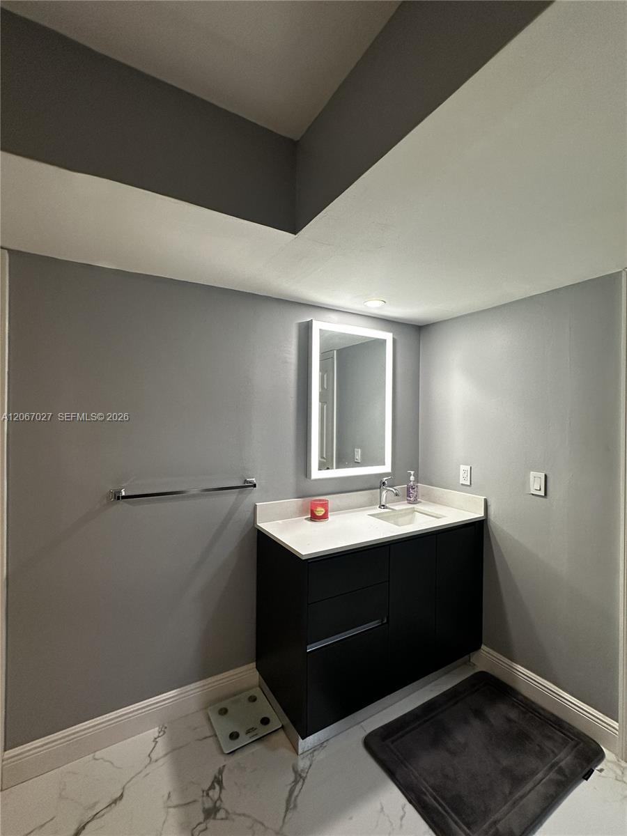 Listing photo 9 for 1719 Whitehall Dr Unit#105, Davie, FL, 33324