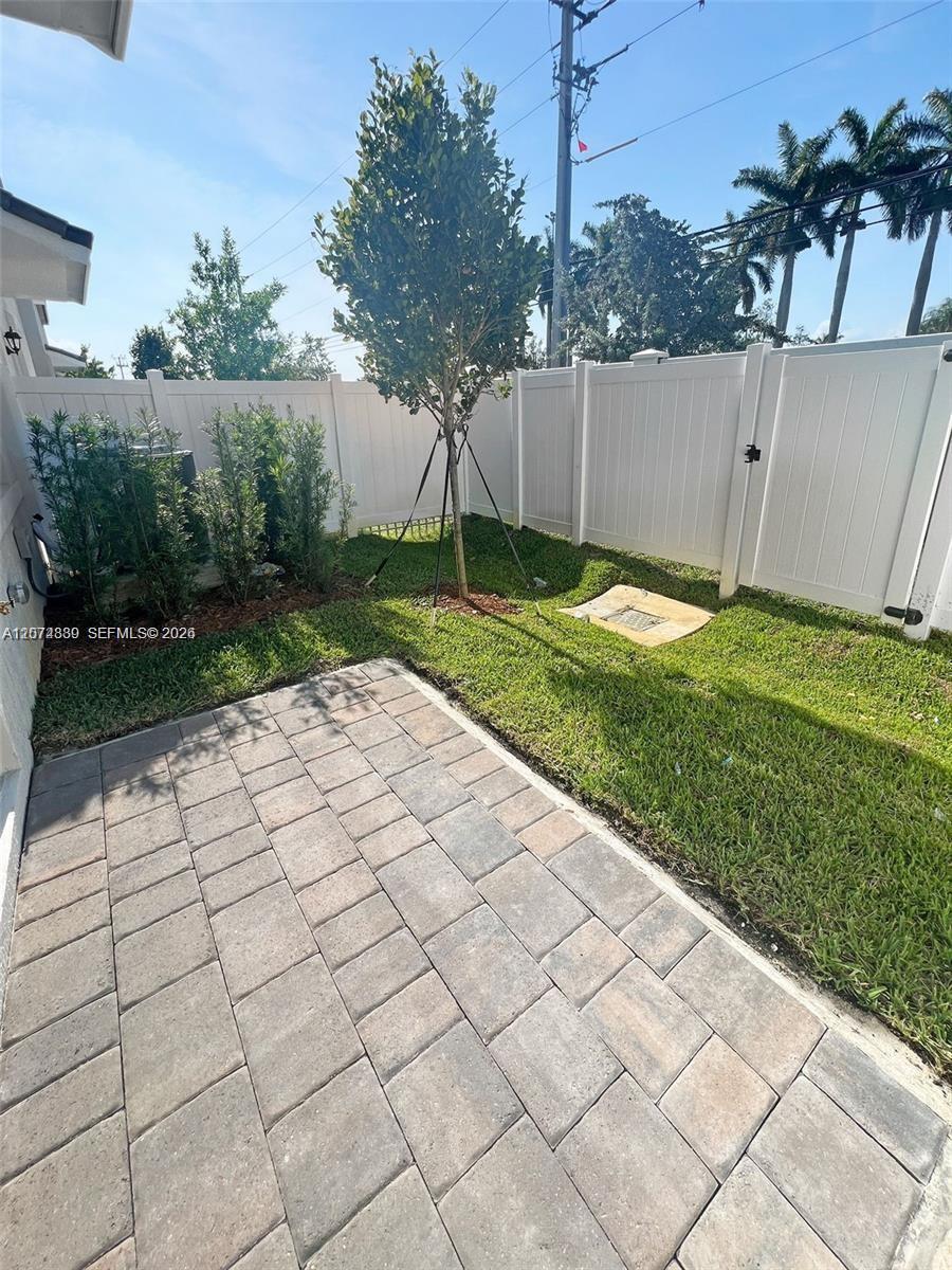 Listing photo 13 for 17025 SW 1st Street, Pembroke Pines, FL, 33027