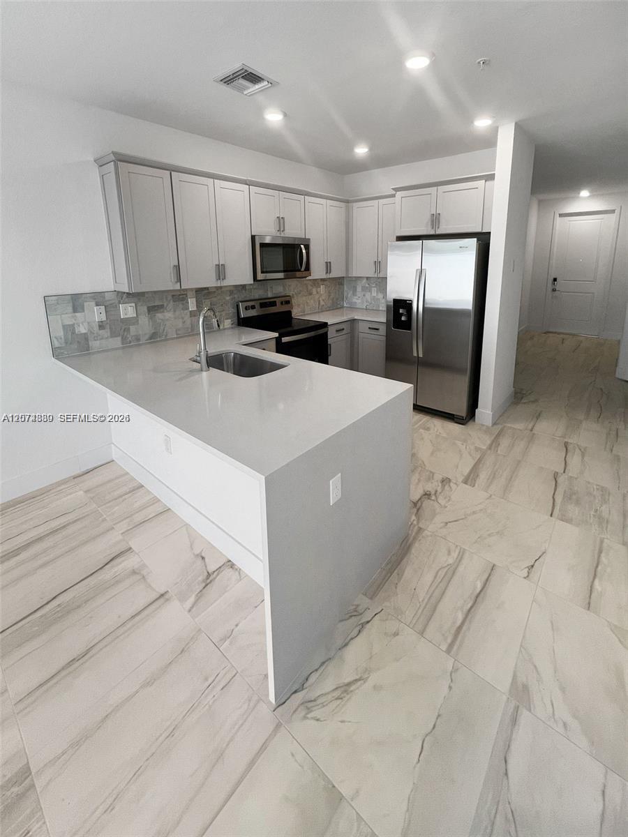 Listing photo 3 for 17025 SW 1st Street, Pembroke Pines, FL, 33027