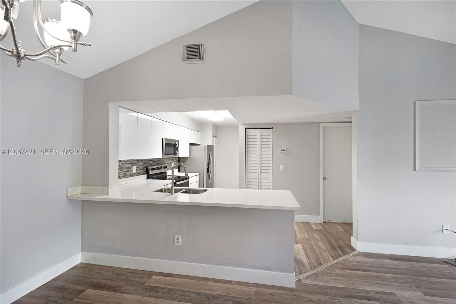 Listing photo 2 for 18840 NW 57th Ave Unit#306, Hialeah, FL, 33015
