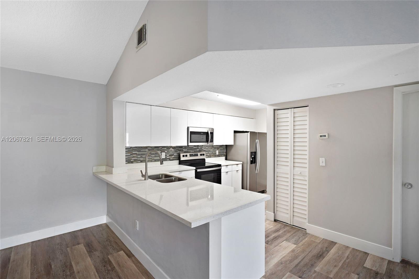 Listing photo 3 for 18840 NW 57th Ave Unit#306, Hialeah, FL, 33015