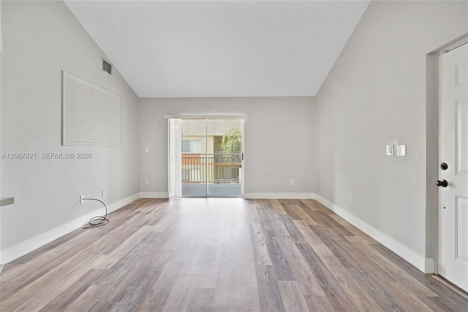 Listing photo 4 for 18840 NW 57th Ave Unit#306, Hialeah, FL, 33015