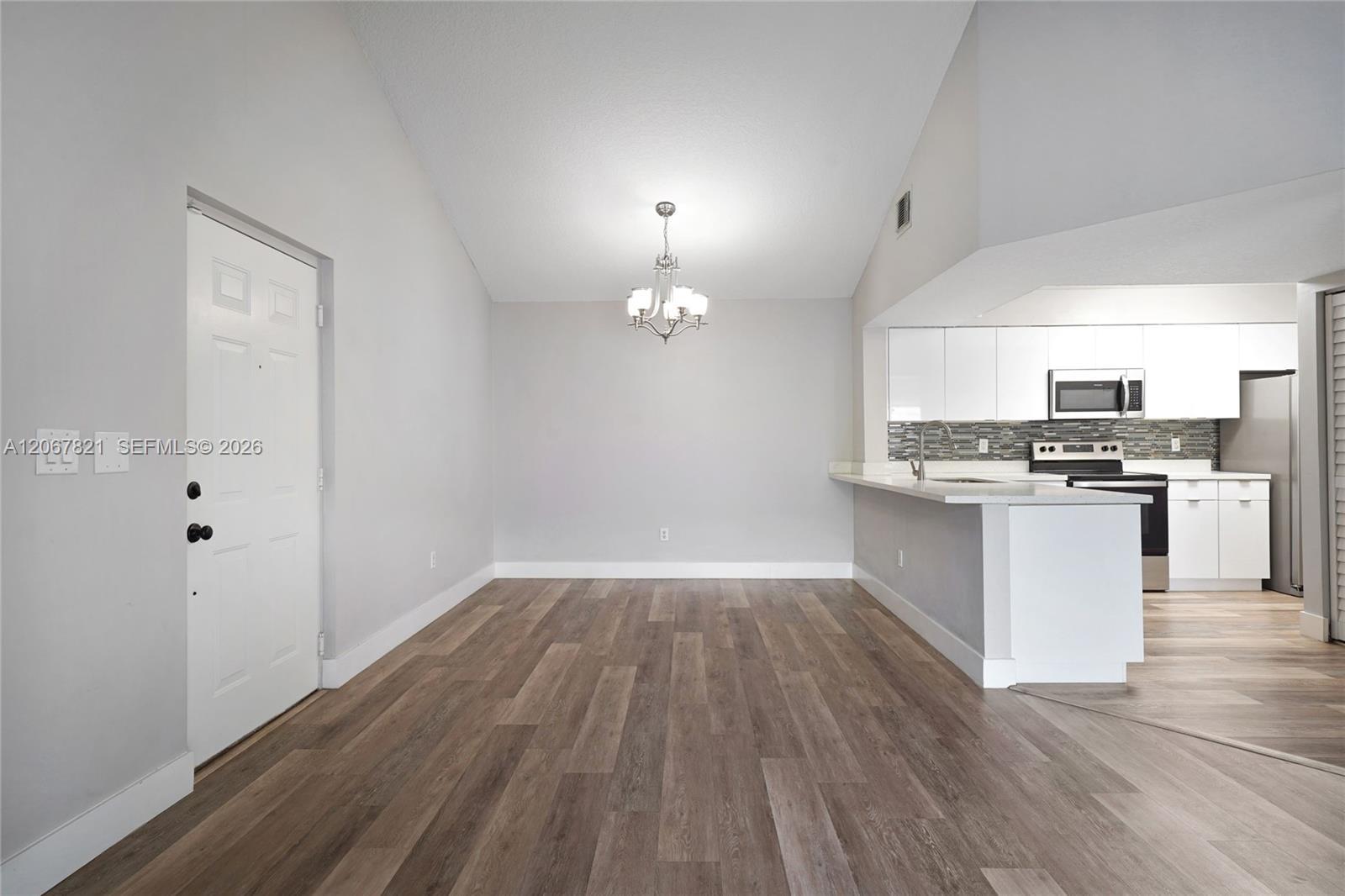 Listing photo 5 for 18840 NW 57th Ave Unit#306, Hialeah, FL, 33015