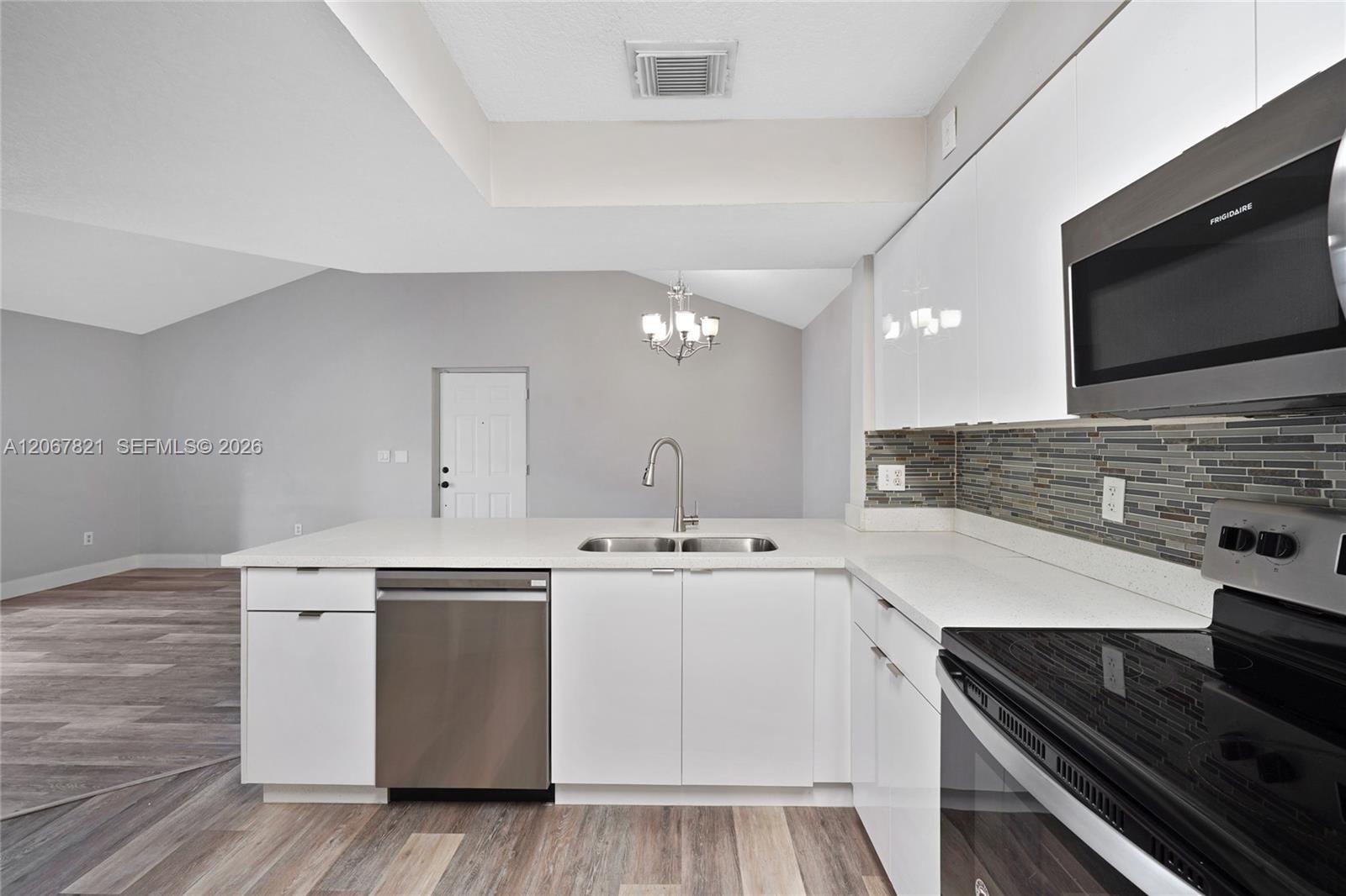 Listing photo 8 for 18840 NW 57th Ave Unit#306, Hialeah, FL, 33015