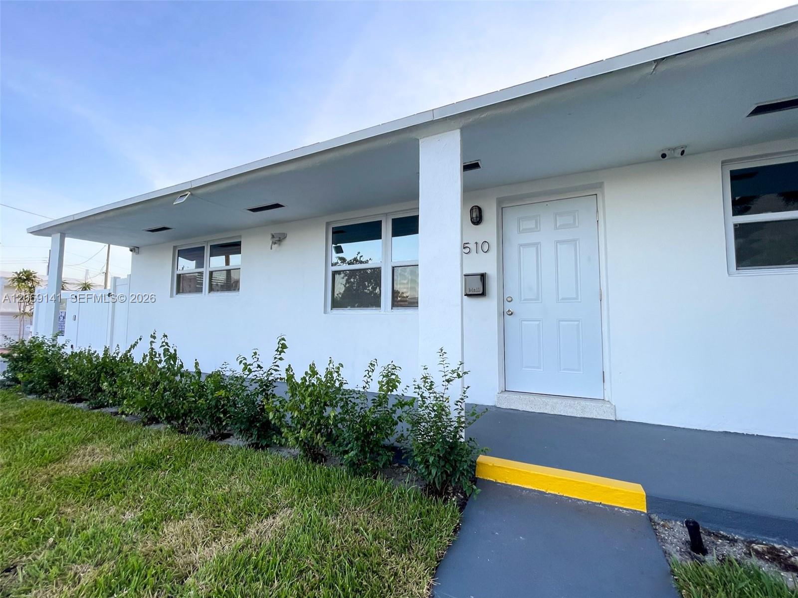 Listing photo 1 for 510 NE 4th Ave Unit#510, Hallandale Beach, FL, 33009