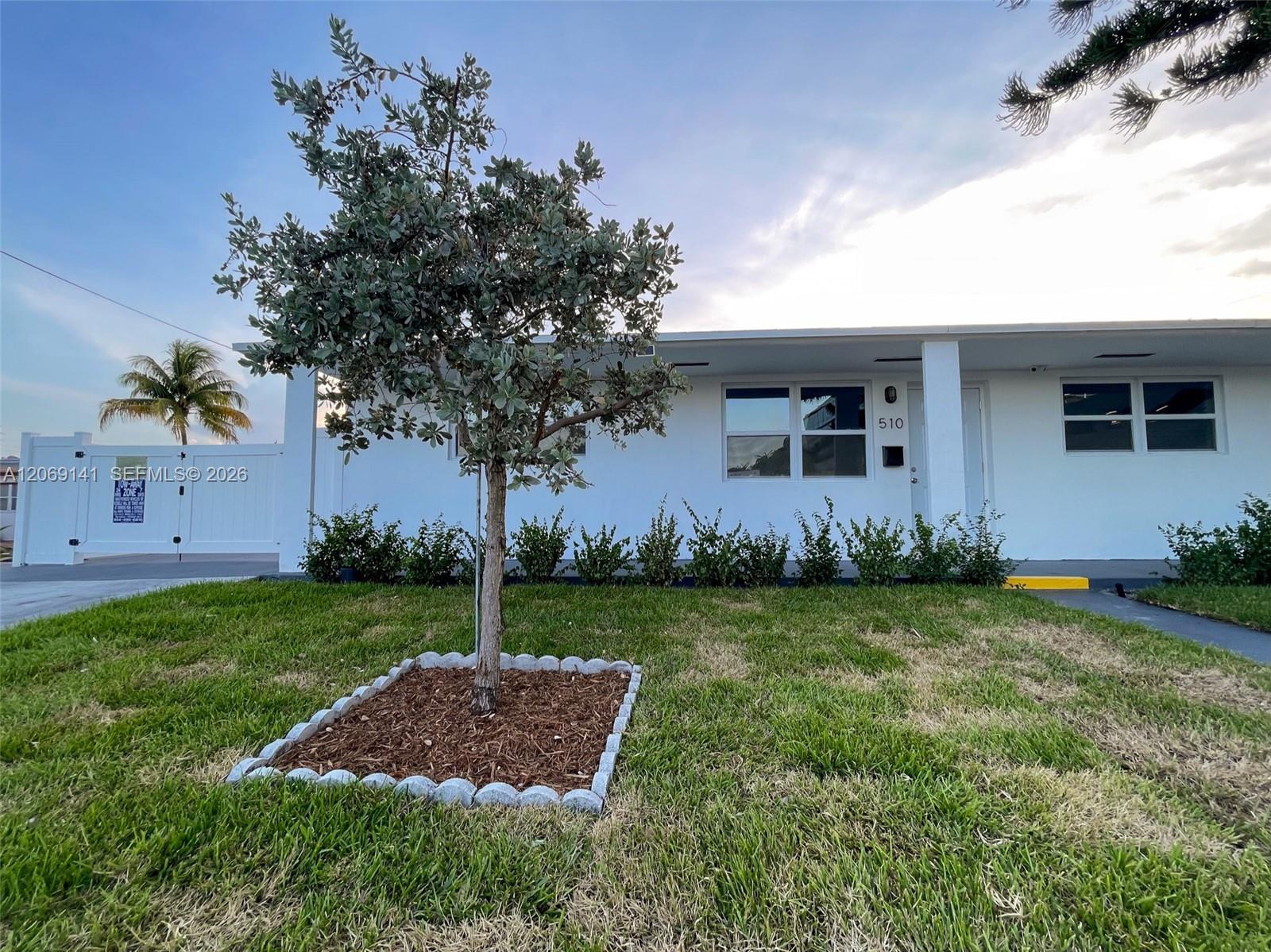 Listing photo 2 for 510 NE 4th Ave Unit#510, Hallandale Beach, FL, 33009
