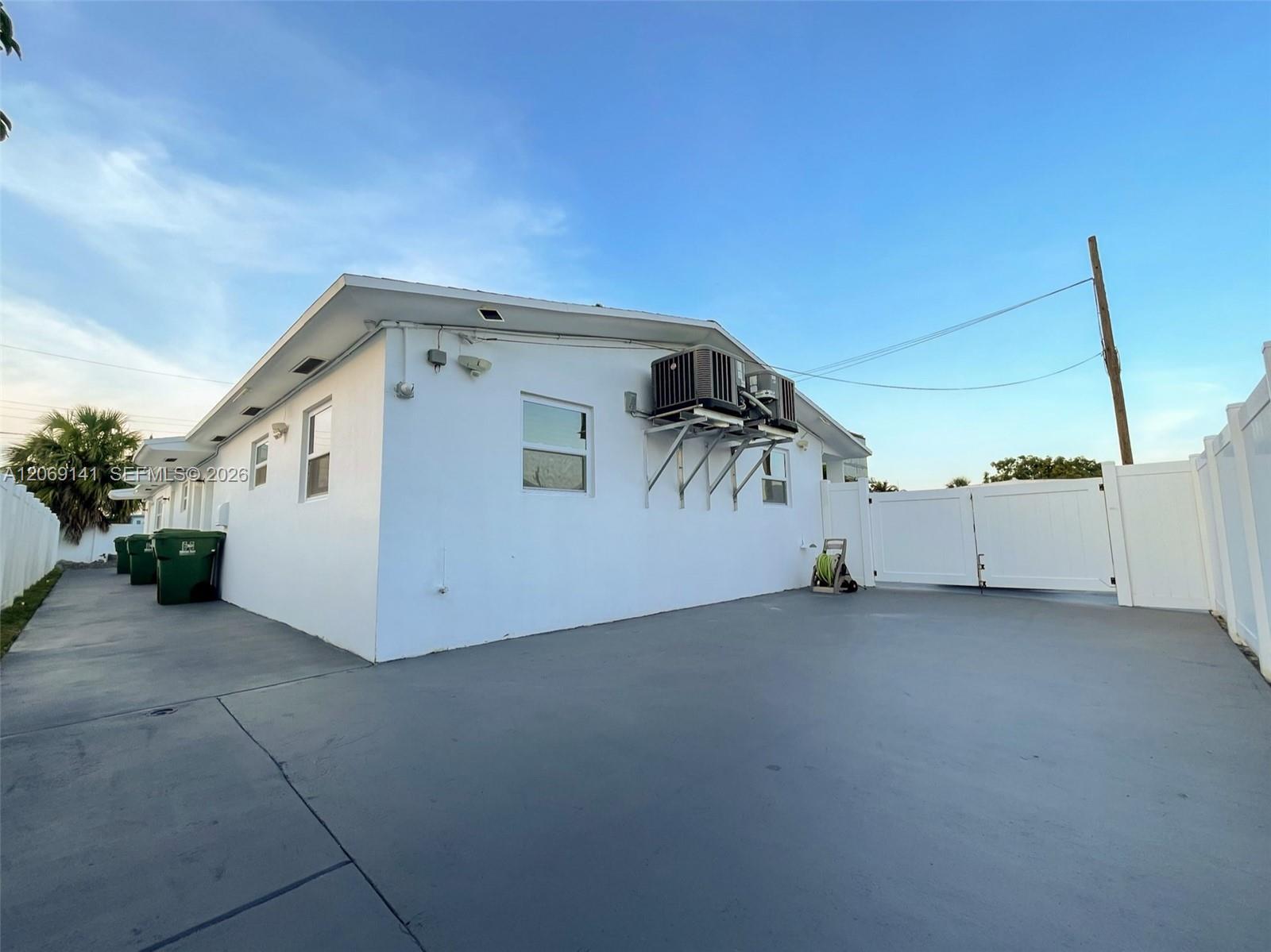 Listing photo 3 for 510 NE 4th Ave Unit#510, Hallandale Beach, FL, 33009