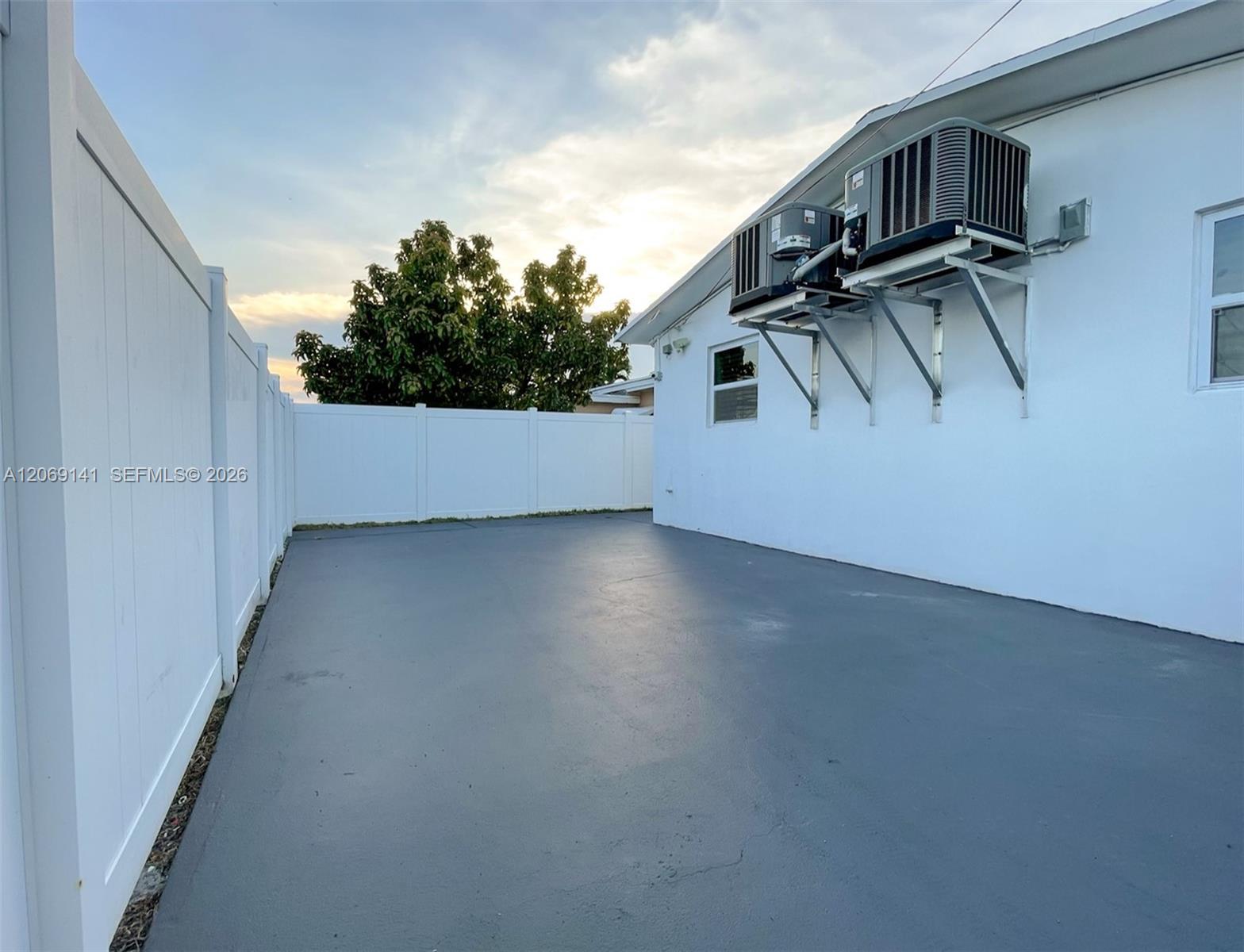 Listing photo 4 for 510 NE 4th Ave Unit#510, Hallandale Beach, FL, 33009