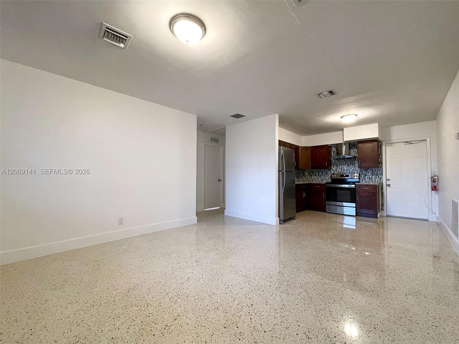 Listing photo 5 for 510 NE 4th Ave Unit#510, Hallandale Beach, FL, 33009