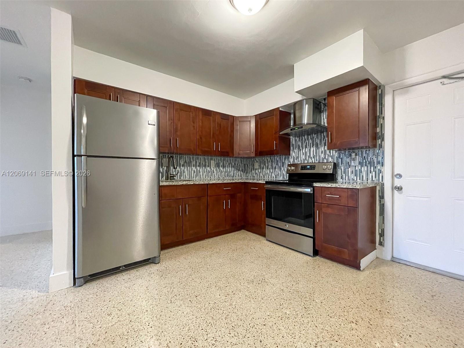 Listing photo 8 for 510 NE 4th Ave Unit#510, Hallandale Beach, FL, 33009