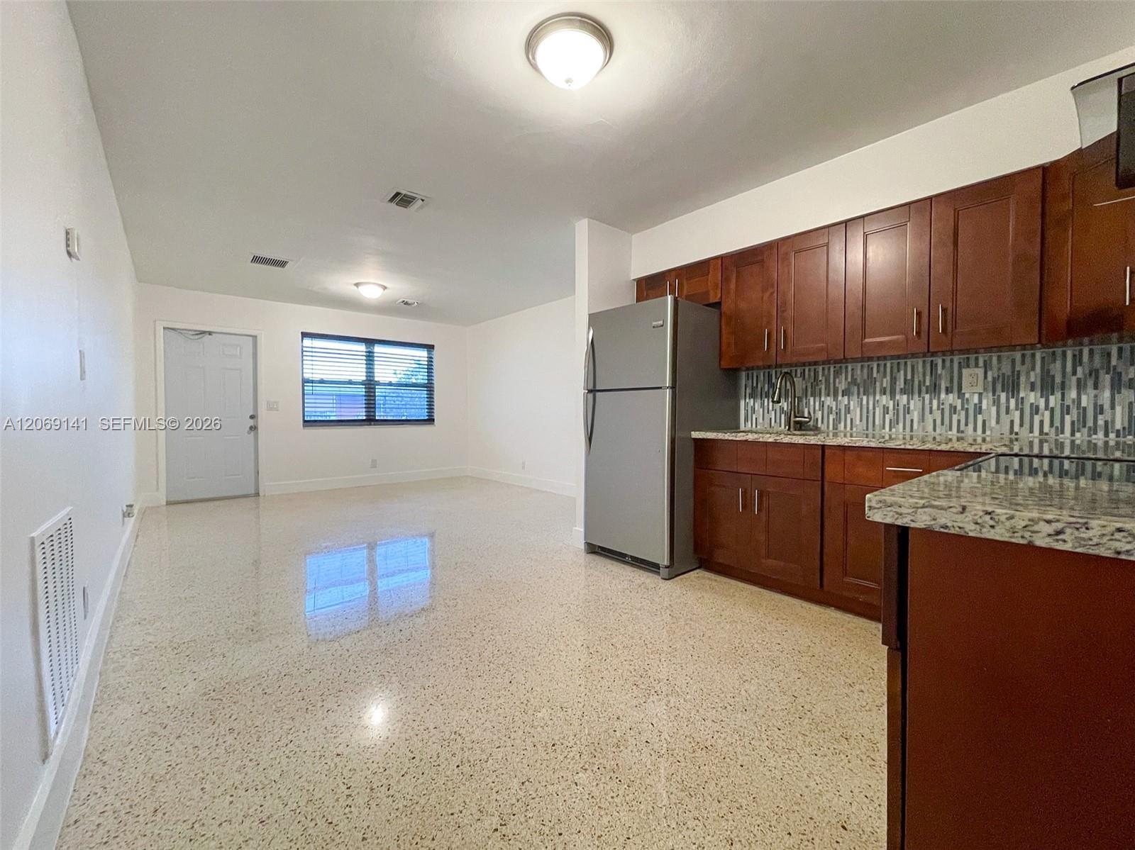 Listing photo 9 for 510 NE 4th Ave Unit#510, Hallandale Beach, FL, 33009