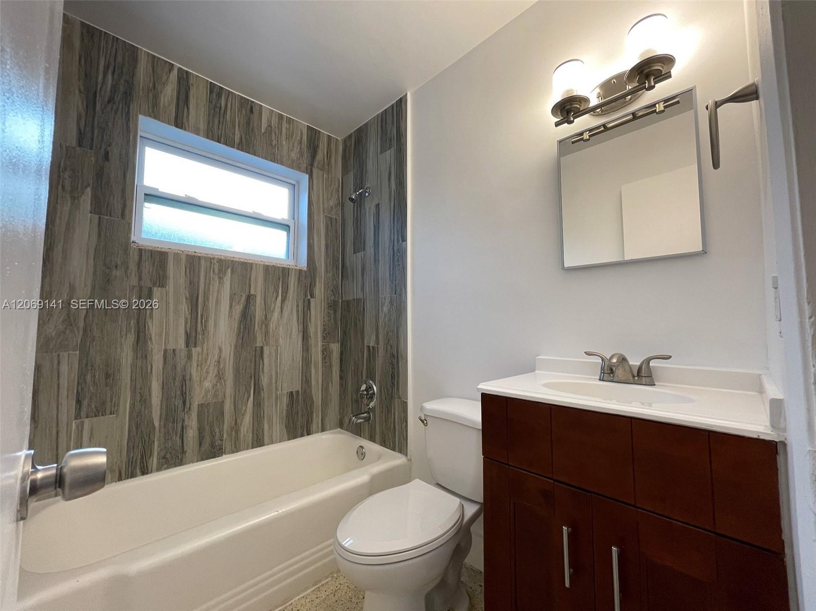 Listing photo 10 for 510 NE 4th Ave Unit#510, Hallandale Beach, FL, 33009