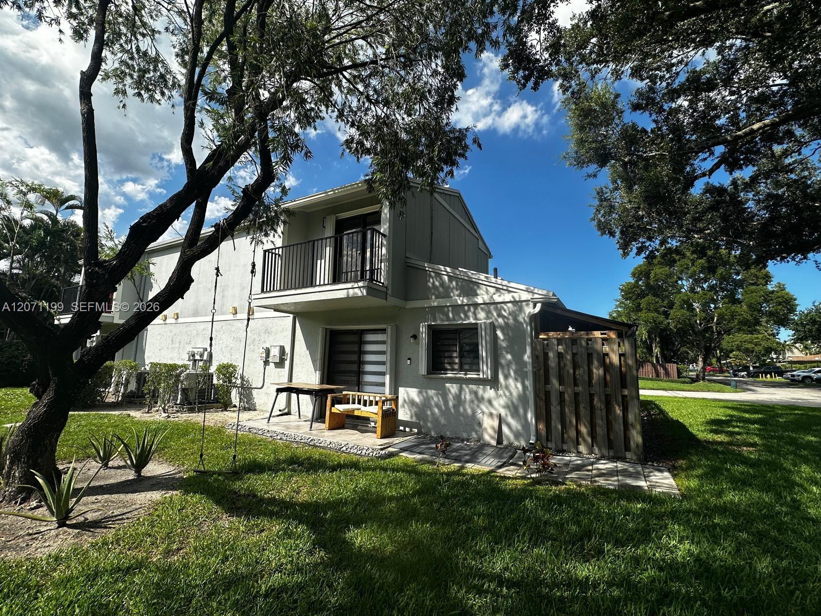 Listing photo 1 for 13290 NW 7th St, Plantation, FL, 33325