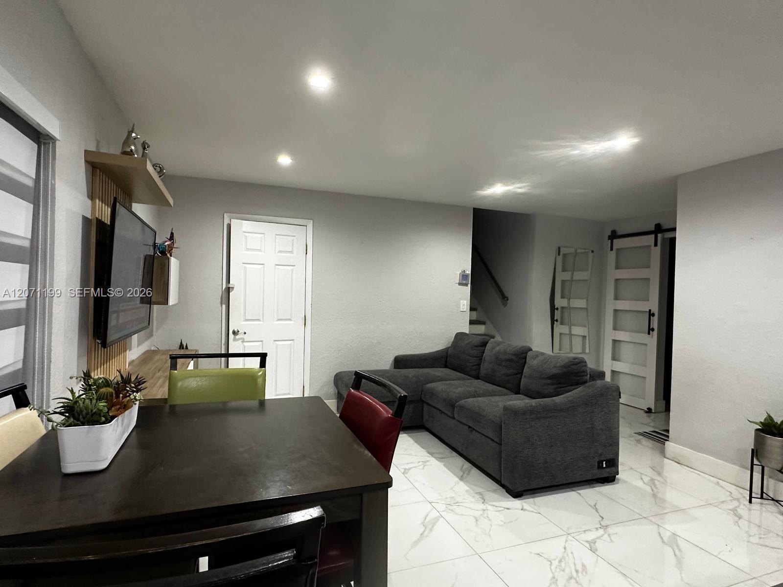 Listing photo 5 for 13290 NW 7th St, Plantation, FL, 33325