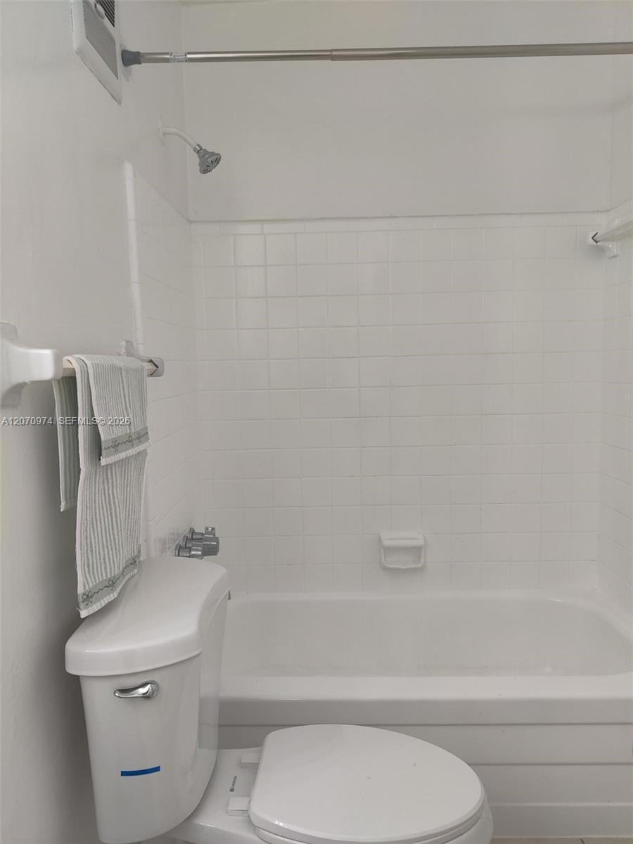 Listing photo 11 for 5950 NE 18th Ave Unit#509, Fort Lauderdale, FL, 33334