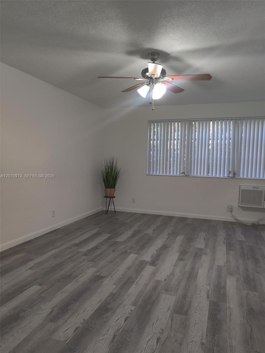 Listing photo 6 for 5950 NE 18th Ave Unit#509, Fort Lauderdale, FL, 33334