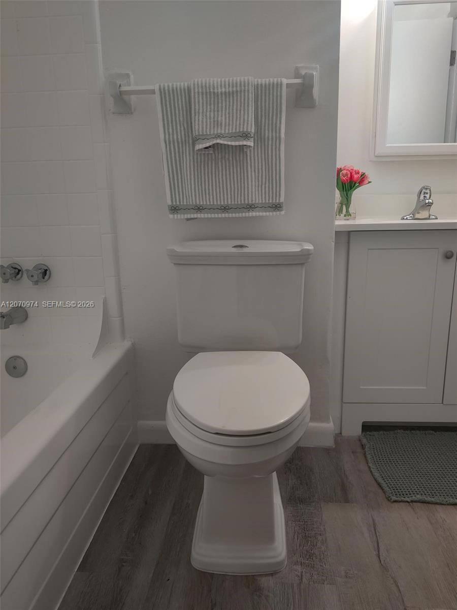 Listing photo 8 for 5950 NE 18th Ave Unit#509, Fort Lauderdale, FL, 33334