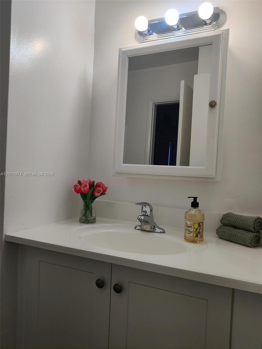 Listing photo 9 for 5950 NE 18th Ave Unit#509, Fort Lauderdale, FL, 33334