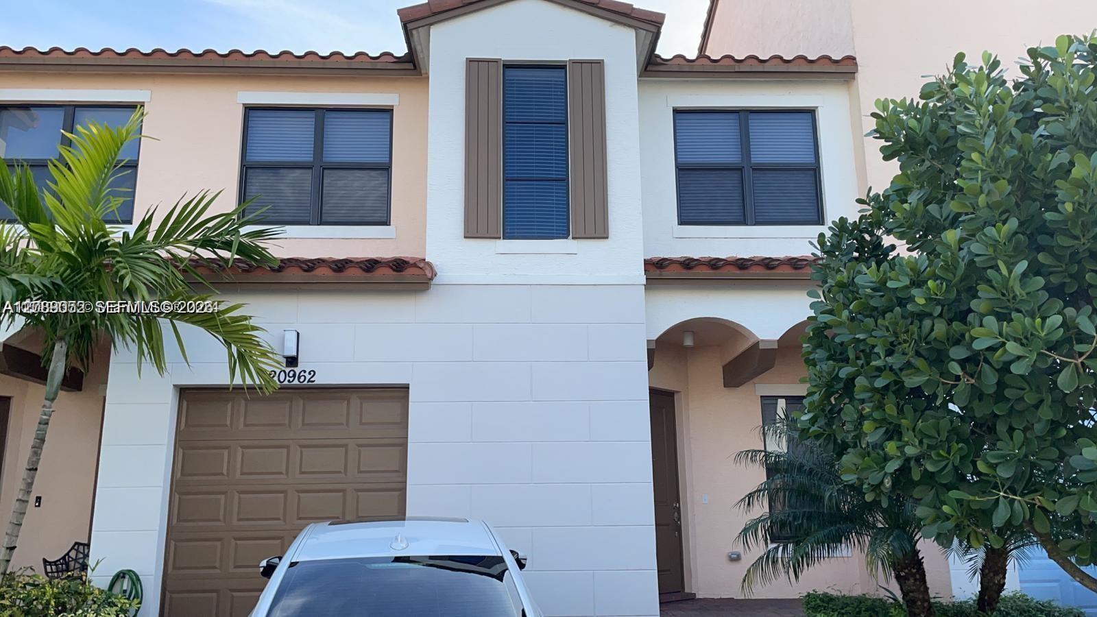 Listing photo 1 for 20962 NW 1st Dr Unit#20962, Pembroke Pines, FL, 33029