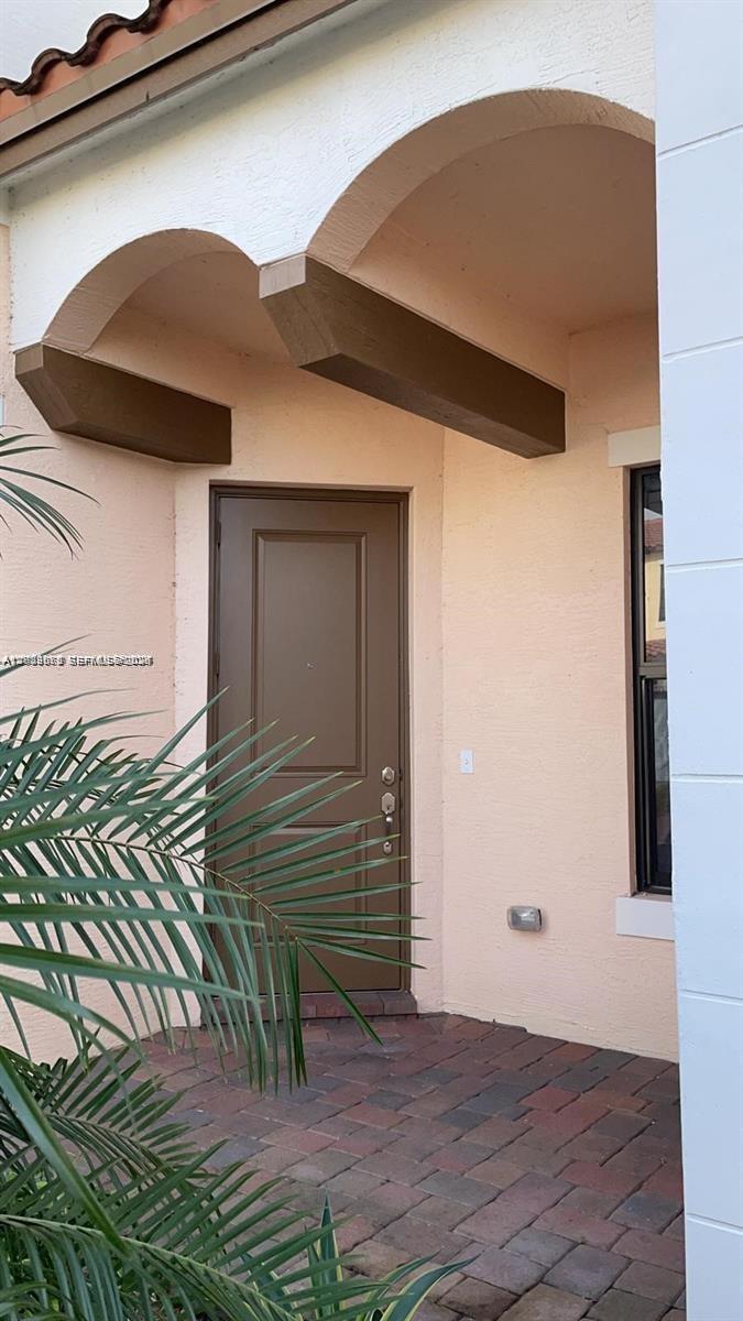 Listing photo 3 for 20962 NW 1st Dr Unit#20962, Pembroke Pines, FL, 33029