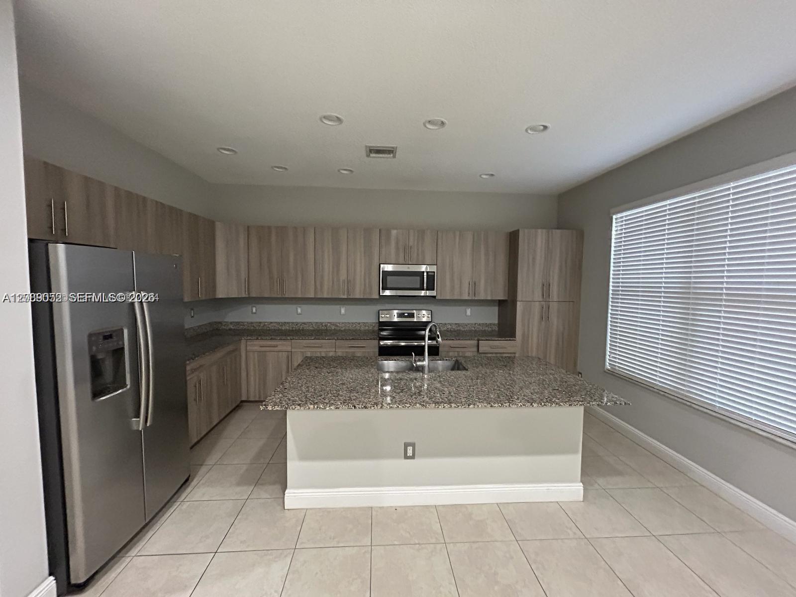 Listing photo 4 for 20962 NW 1st Dr Unit#20962, Pembroke Pines, FL, 33029