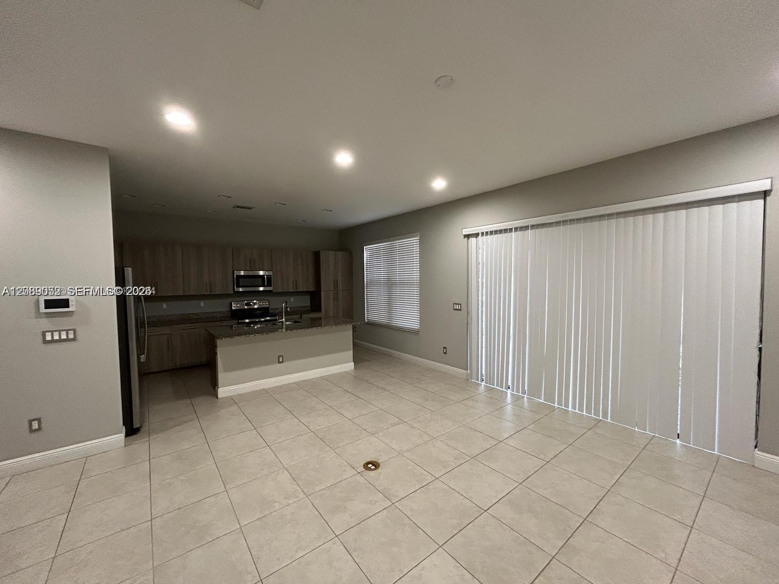Listing photo 5 for 20962 NW 1st Dr Unit#20962, Pembroke Pines, FL, 33029