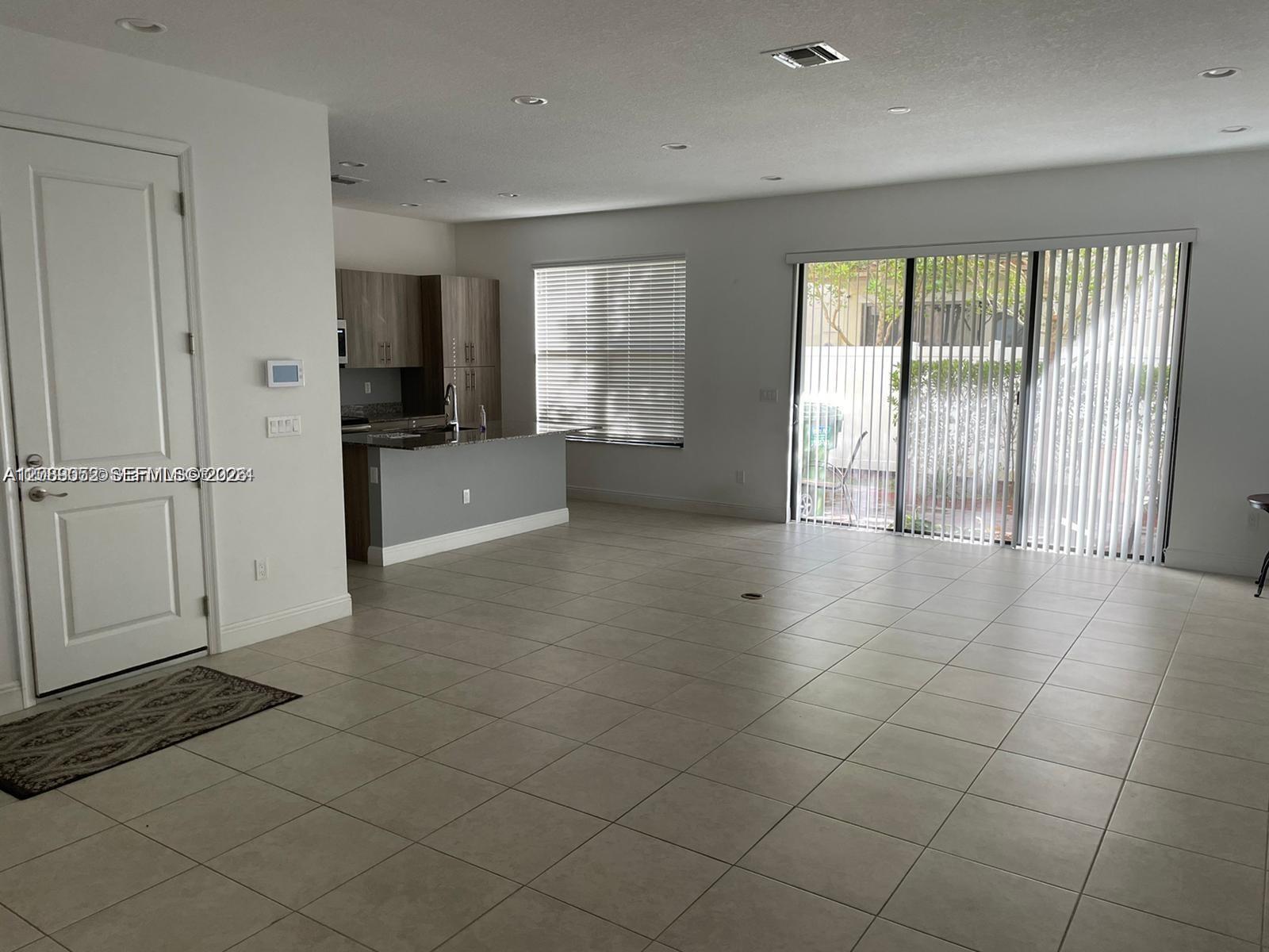 Listing photo 6 for 20962 NW 1st Dr Unit#20962, Pembroke Pines, FL, 33029