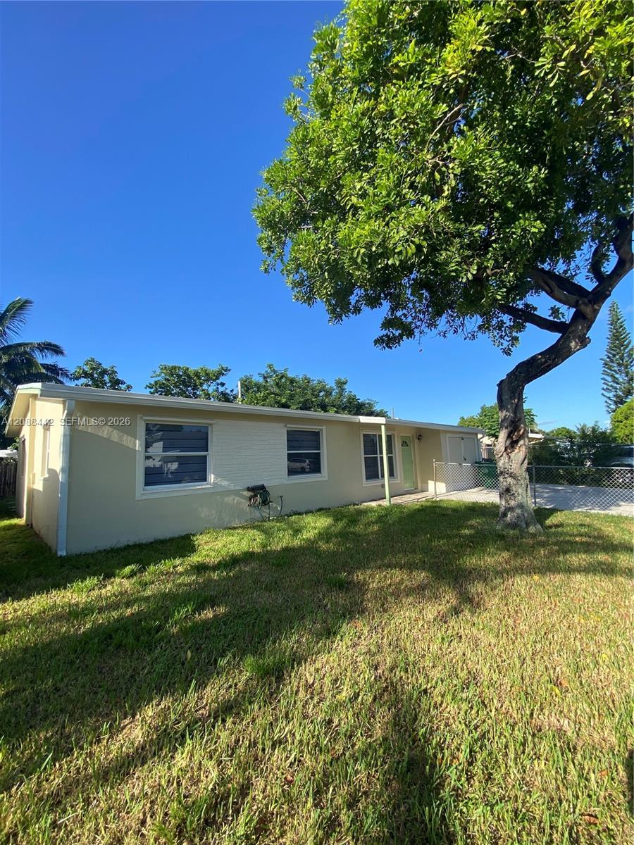 Listing photo 2 for 6140 SW 37th Ct, Davie, FL, 33314
