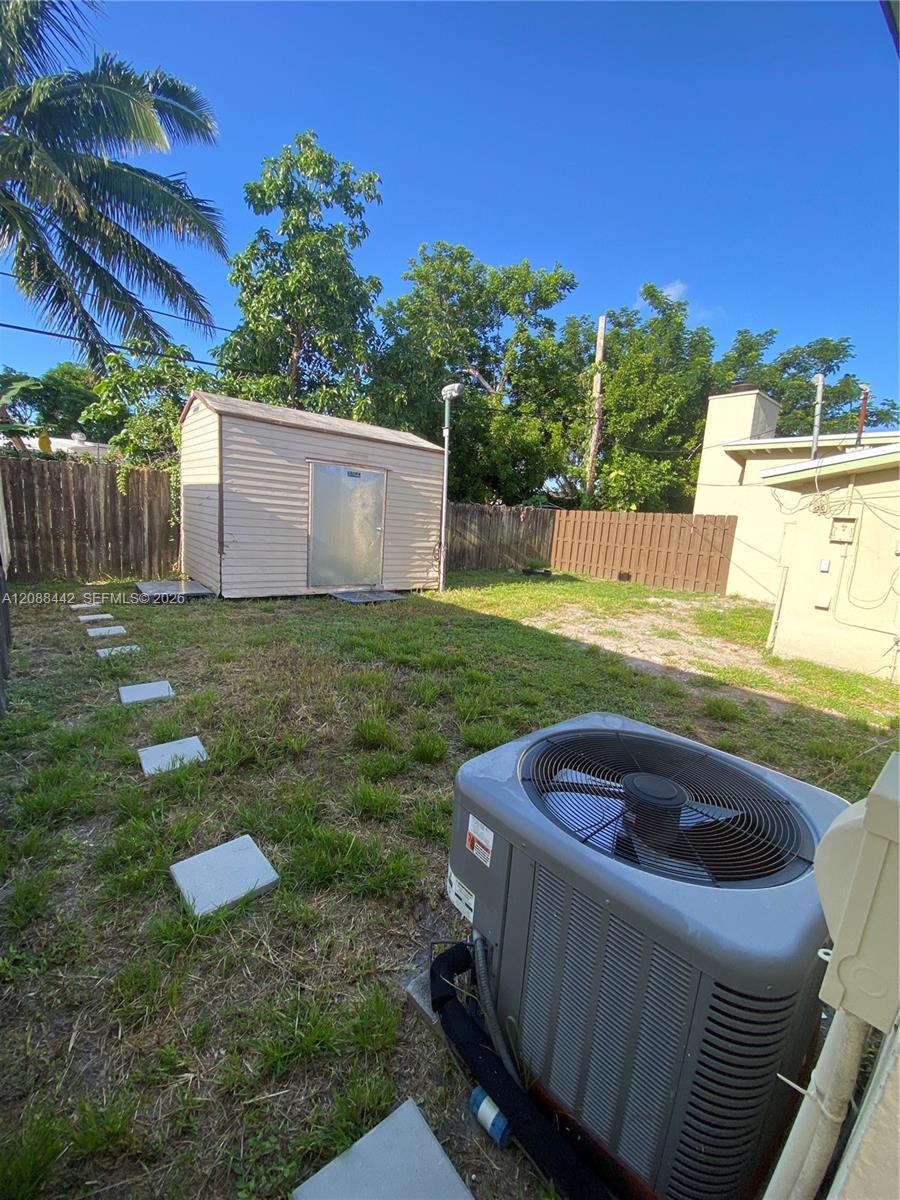 Listing photo 3 for 6140 SW 37th Ct, Davie, FL, 33314