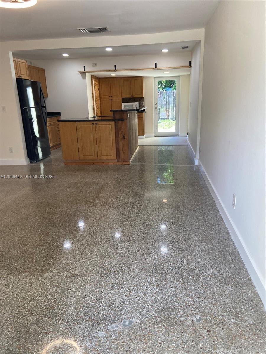 Listing photo 4 for 6140 SW 37th Ct, Davie, FL, 33314