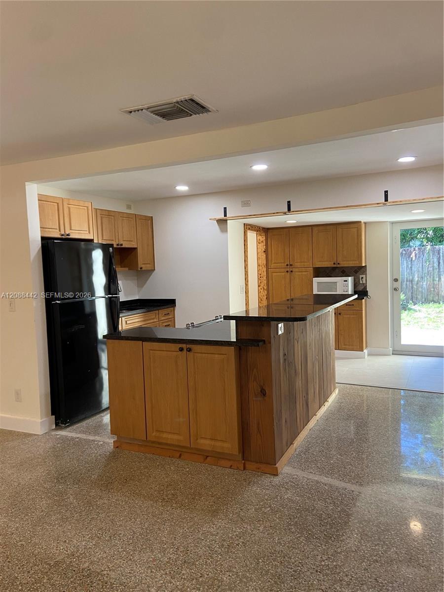 Listing photo 5 for 6140 SW 37th Ct, Davie, FL, 33314