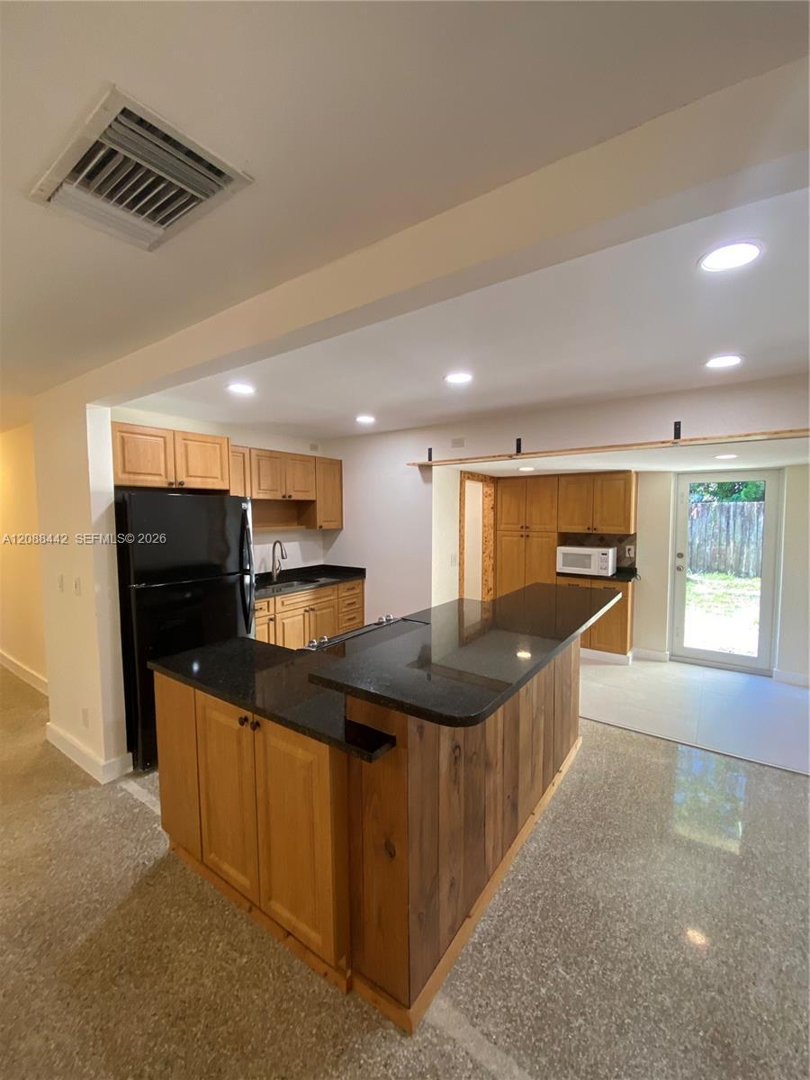 Listing photo 8 for 6140 SW 37th Ct, Davie, FL, 33314