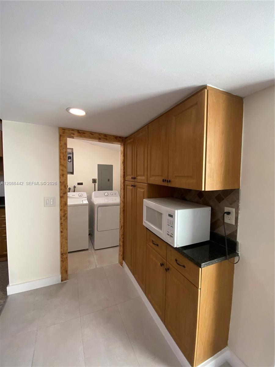 Listing photo 9 for 6140 SW 37th Ct, Davie, FL, 33314