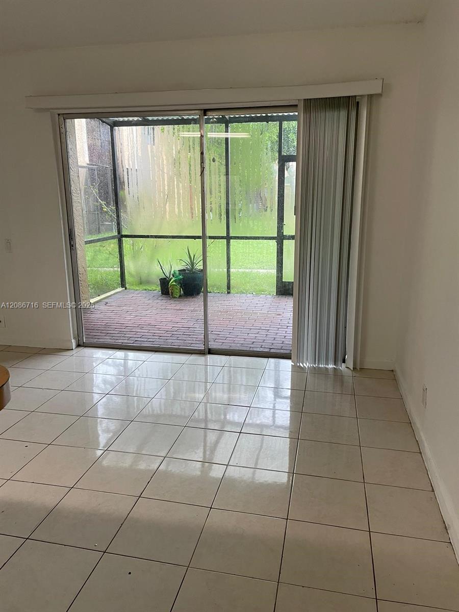 Listing photo 1 for 4527 Treehouse Ln Unit#3B, Tamarac, FL, 33319