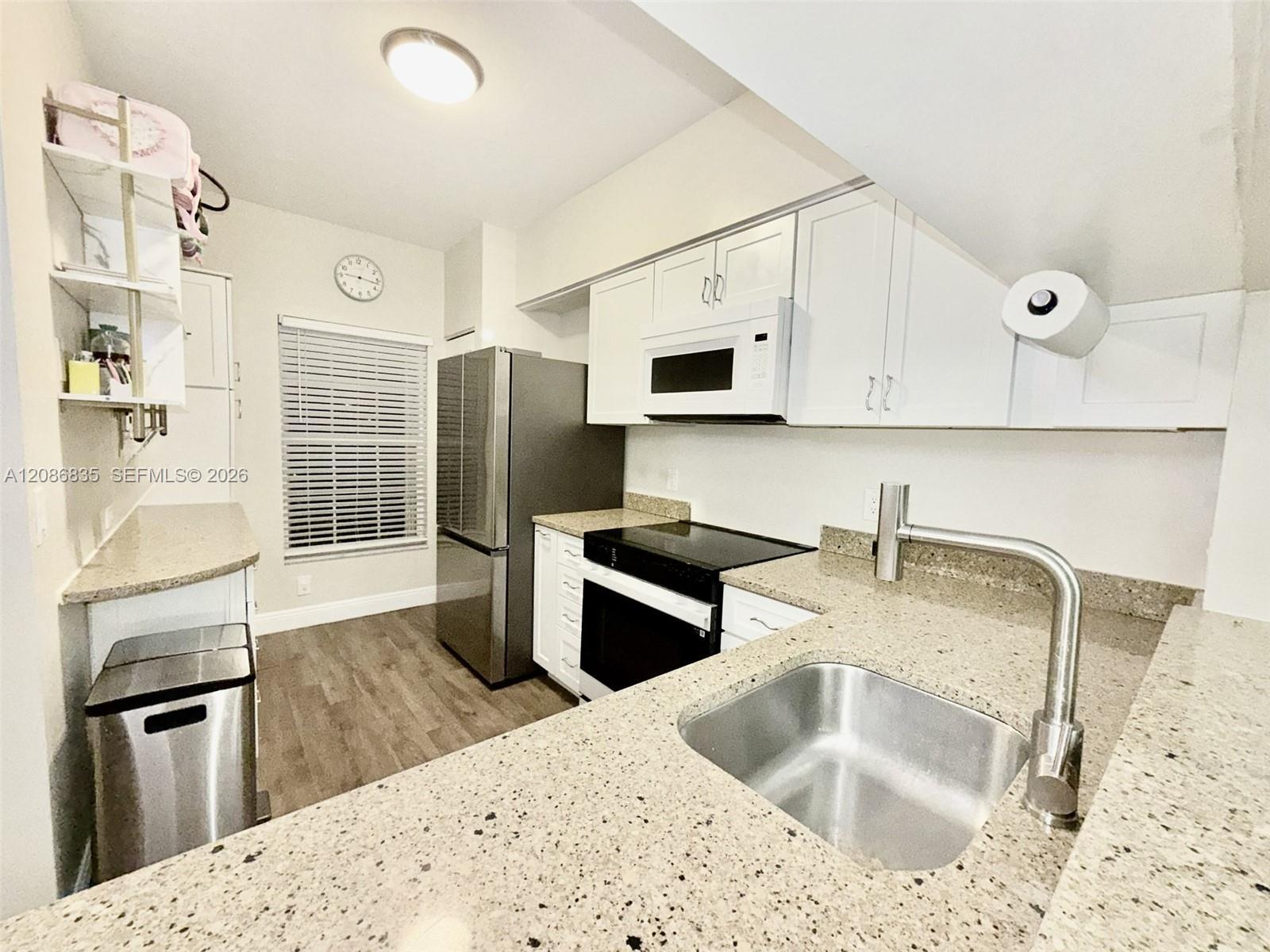 Listing photo 1 for 16 Key West Ct, Weston, FL, 33326