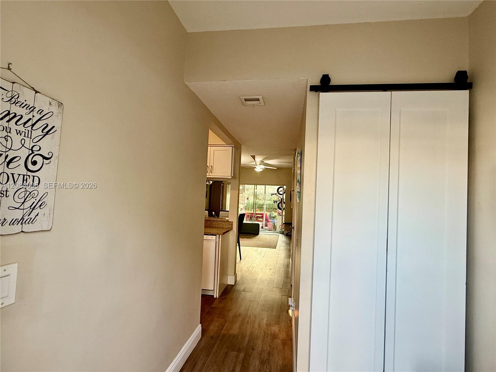 Listing photo 3 for 16 Key West Ct, Weston, FL, 33326