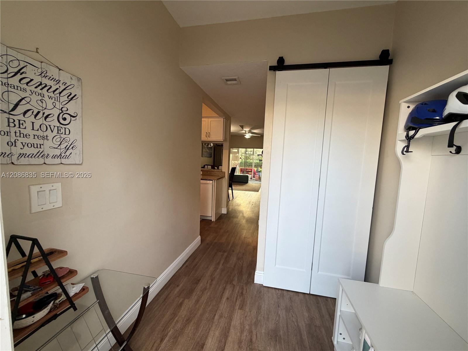 Listing photo 4 for 16 Key West Ct, Weston, FL, 33326