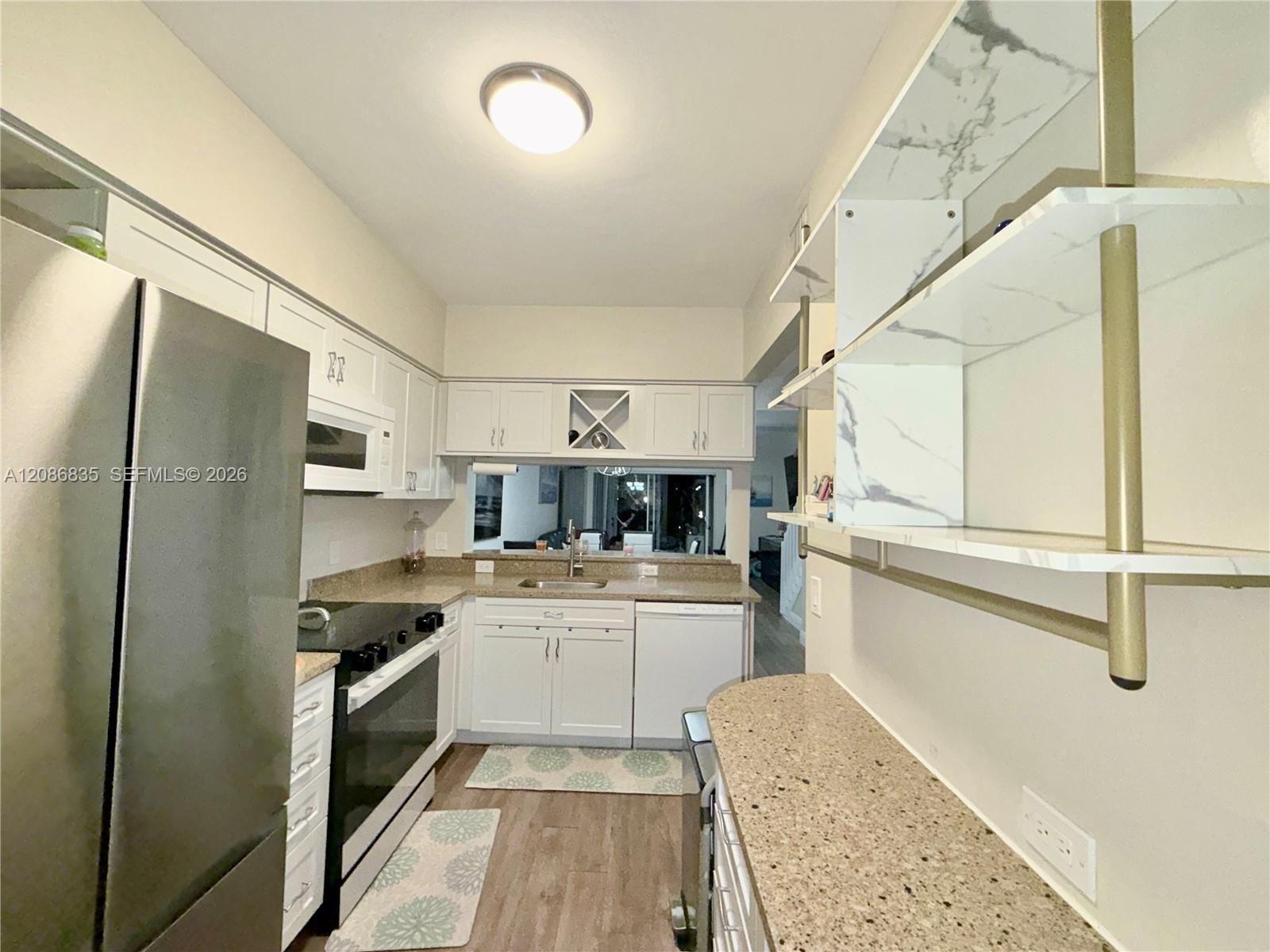 Listing photo 7 for 16 Key West Ct, Weston, FL, 33326